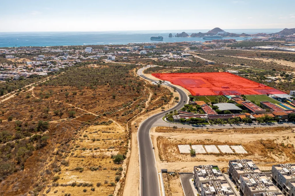 Lot IV, is an excellent option for comercial or residential development. Right below "Del Mar International School" this 10.3 acre parcel is located inside one of the most popular communities in Los Cabos.